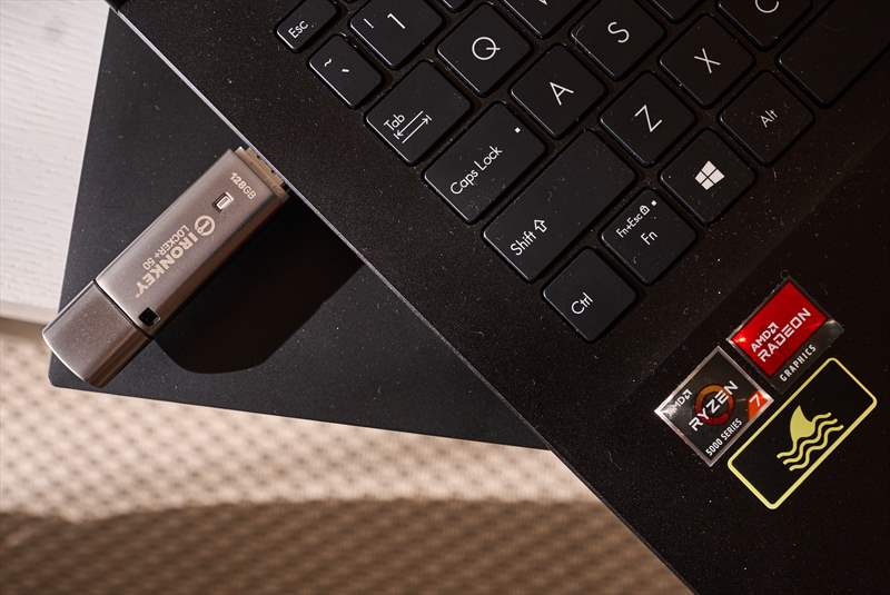 Kingston IronKey Locker+ 50 - Memorie securizata pentru datele ...